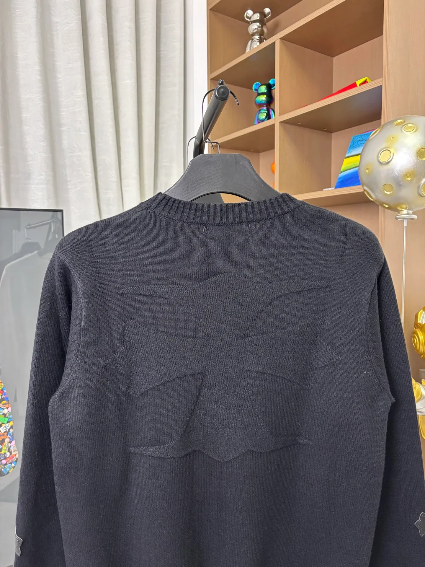 P260 Style number: DC228# [Chrome Hearts] Chrome Hearts' new cross-knit jacquard appliqué embroidered round neck pullover sweater. Contains 20% wool. The item is made of custom-dyed and custom-spun yarn, purchased from the original version. A full set of customized accessories. Details determine success or failure. A new model for autumn and winter. It is soft and delicate and does not tie the body. The upper body effect is very nice. Loose fit. Same style for men and women. Color: White Black Size: S-L [Picture 9️⃣Size Chart]